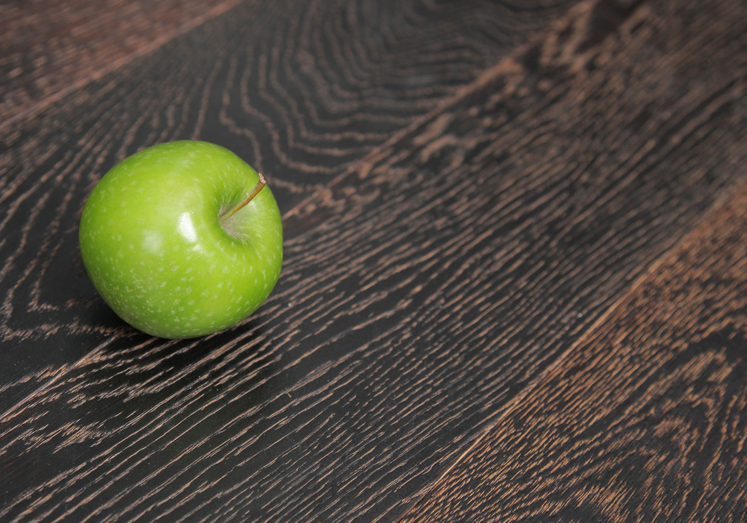 Инженерная доска Wood Bee дуб антик блэк фото в интерьере Инженерная доска Wood Bee дуб антик блэк фото в интерьере